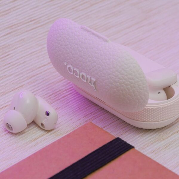 d8176415e14997515296e87d2ea4b70b HOCO wireless earphone bluetooth TWS EQ19 milky white