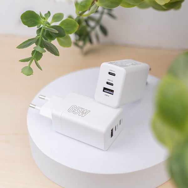 Maxlife MXTC-08-65ACC PD QC charger 2x USB-C 1x USB 65W white