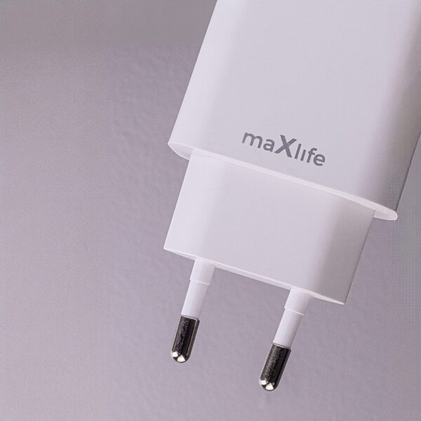 Maxlife MXTC-06-20AC PD QC charger 1x USB-C 1x USB 20W white + USB-C - Lightning cable 20W