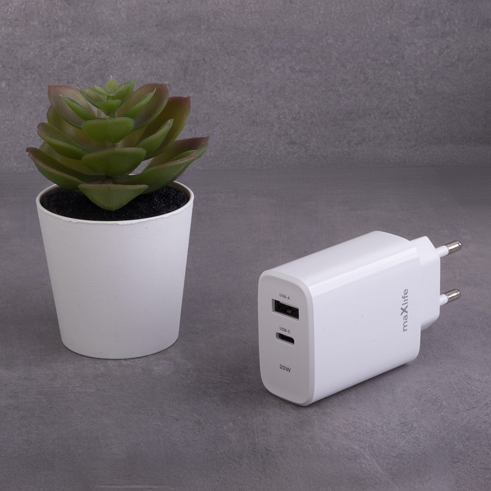 Maxlife MXTC-10-20AC PD QC charger 1x USB-C 1x USB 20W white