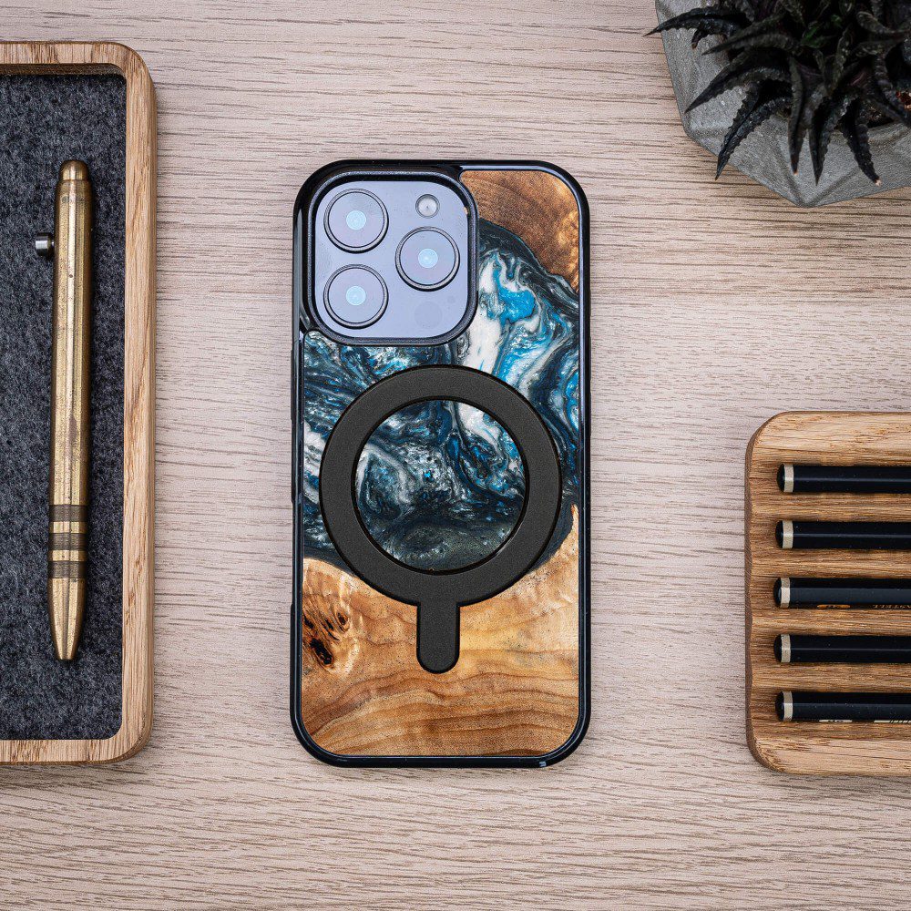 Bewood Unique case for iPhone 16 Pro 6,3" Planets Earth with MagSafe