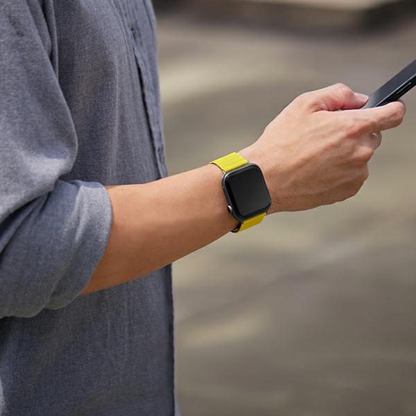 Uniq Revix Magnetic Strap for Apple Watch 42 / 44 / 45 / 49 mm - Black and Orangeeng