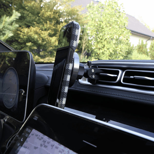 Blavec Car holder BHC-01B magnetic with wirless charging to air vent (BHC01B-MAVIB) black