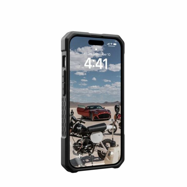 UAG Urban Armor Gear case MONARCH PRO compatible with MagSafe for IPHONE 15 Pro carbon fiber