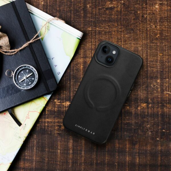 ROAR case LEATHER MAG compatible with MagSafe for IPHONE 15 Plus black