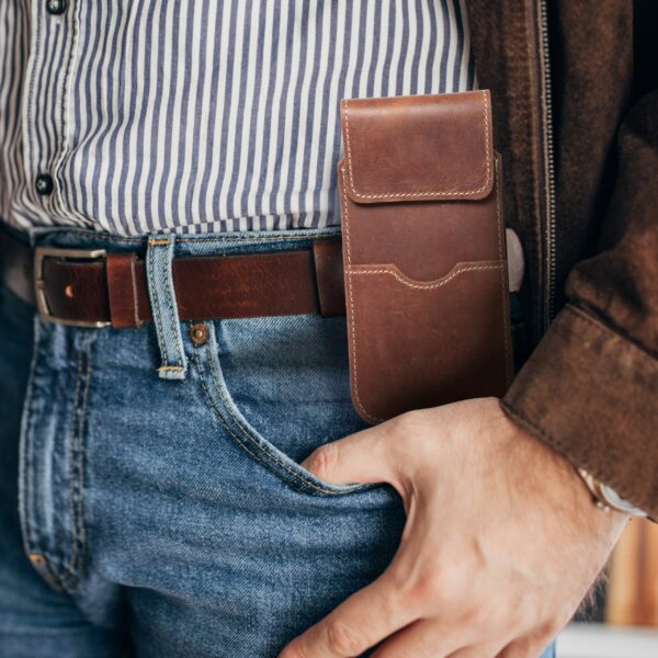 ROYAL Crazy Horse - Leather universal flap pocket / brown - Size M - IPHONE 5 / NOKIA S5610 / LUMIA 230