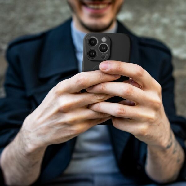 SILICONE MAG COVER case compatible with MagSafe for SAMSUNG S25 black