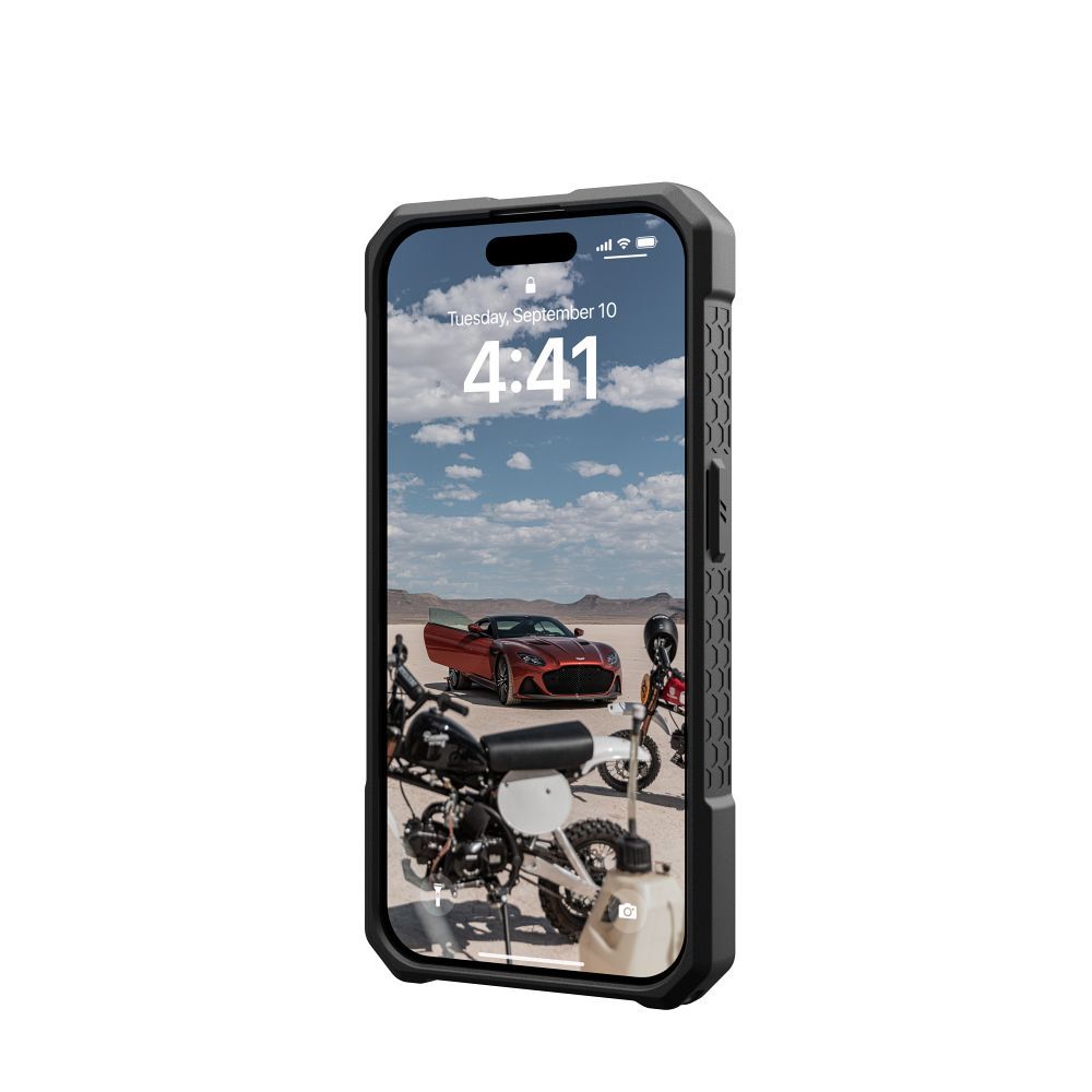 UAG Urban Armor Gear case MONARCH PRO compatible with MagSafe for IPHONE 15 Pro carbon fiber