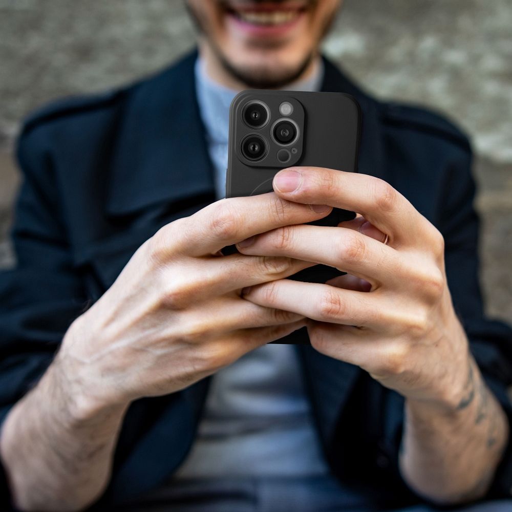 SILICONE MAG COVER case compatible with MagSafe for IPHONE 16 black