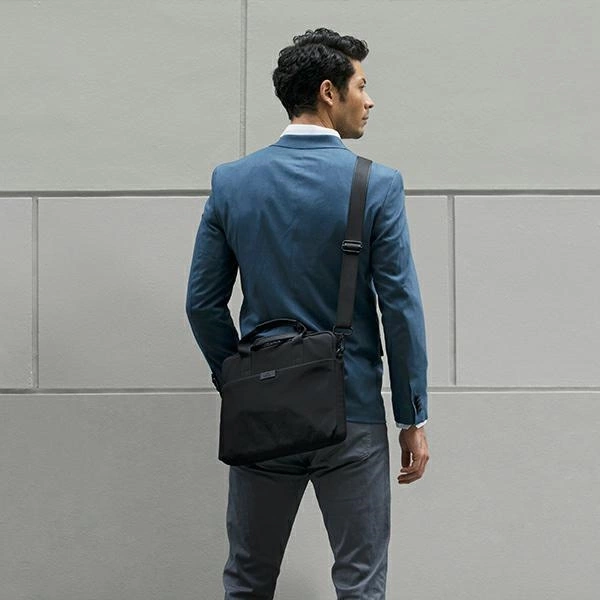 Uniq Stockholm bag for a 16" laptop - blackeng