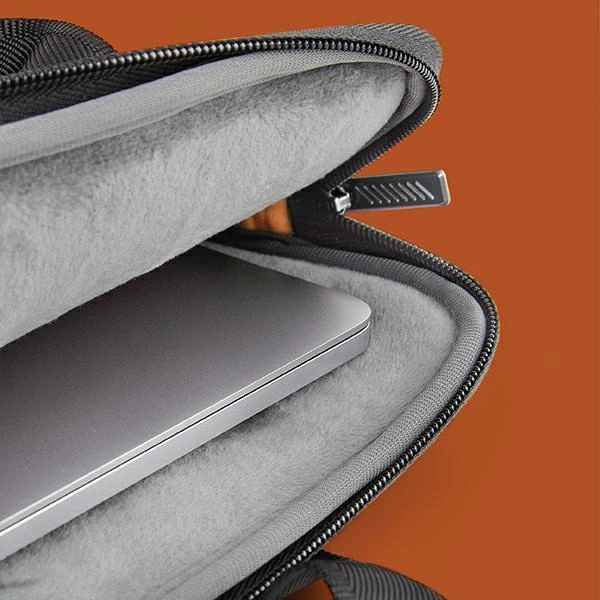 Uniq Stockholm bag for a 16" laptop - blackeng