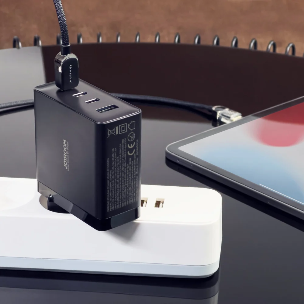 Joyroom JR-TCG04EU 100W GaN charger 3x USB-C USB-A + USB-C / USB-C cable 100W - blackeng