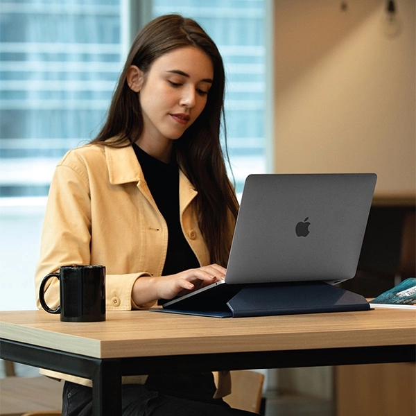 Uniq Oslo case for a 14" laptop - greeneng