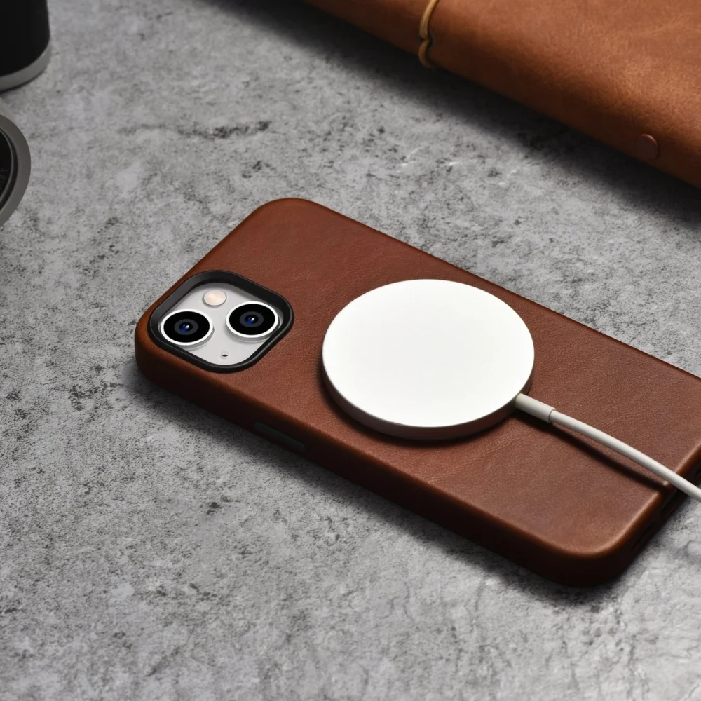[RETURNED ITEM] iCarer Oil Wax Premium Leather Case magnetic leather case iPhone 14 with MagSafe brown (WMI14220701-RB)eng