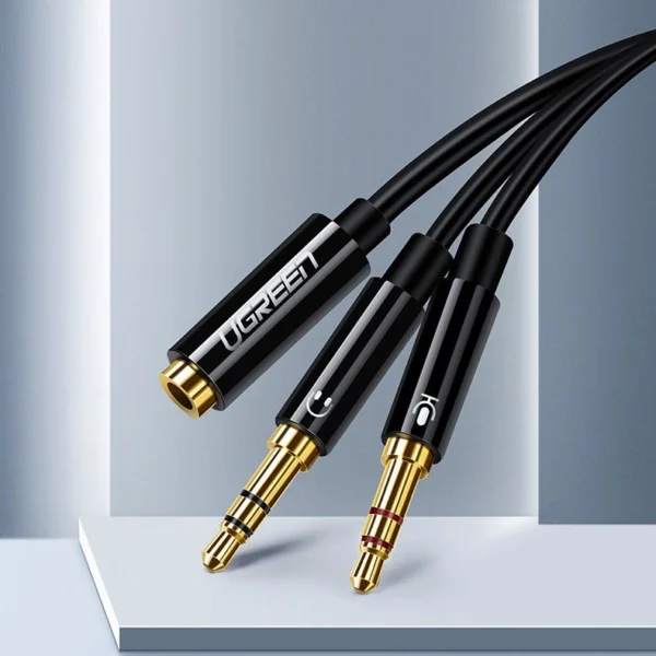 [RETURNED ITEM] Ugreen AUX splitter cable 3.5 mm mini jack (female) - 2x 3.5 mm mini jack (male - microphone and headphones) black (AV140 20899)eng