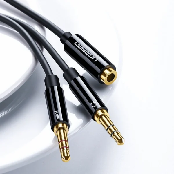[RETURNED ITEM] Ugreen AUX splitter cable 3.5 mm mini jack (female) - 2x 3.5 mm mini jack (male - microphone and headphones) black (AV140 20899)eng