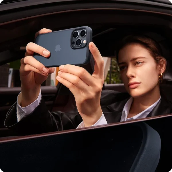 Tech-Protect MagMat iPhone 15 Case - Black and Cleareng
