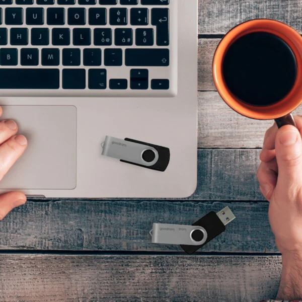 Pendrive 16 GB USB 3.2 Gen 1 UTS3 Goodram - blackeng