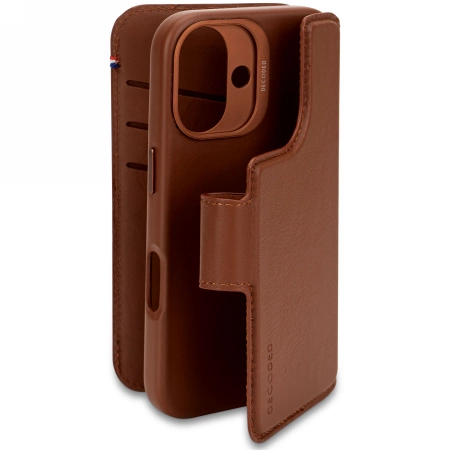 Decoded Leather Detachable Wallet MagSafe Case with Wallet for iPhone 16 - Browneng