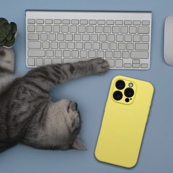 Case SILICONE 2mm for IPHONE 17 Pro compatible with MagSafe lemon