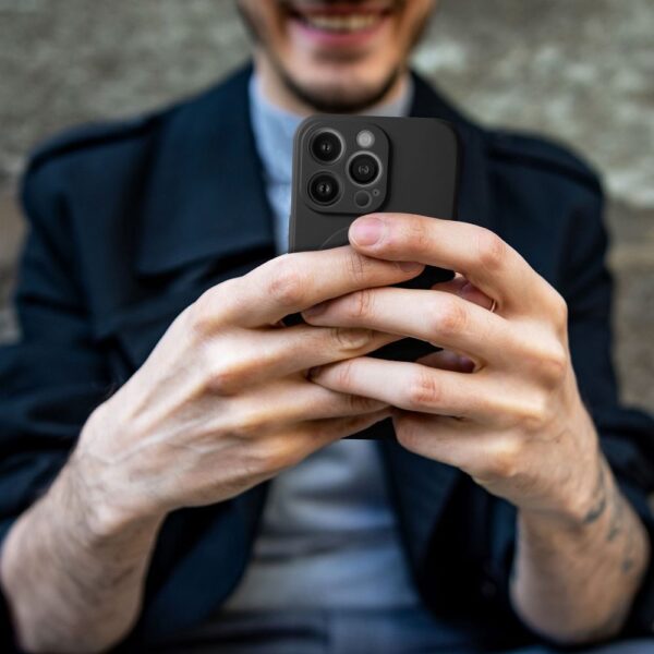 SILICONE MAG COVER (big hole) case compatible with MagSafe for IPHONE 17 Pro black