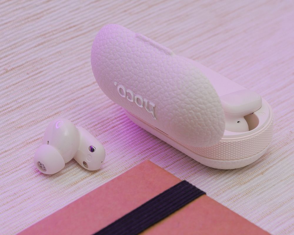 d8176415e14997515296e87d2ea4b70b HOCO wireless earphone bluetooth TWS EQ19 milky white