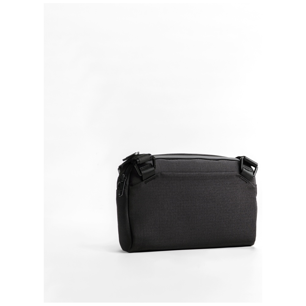 Uniq Arden Sling 2L bag - blackeng