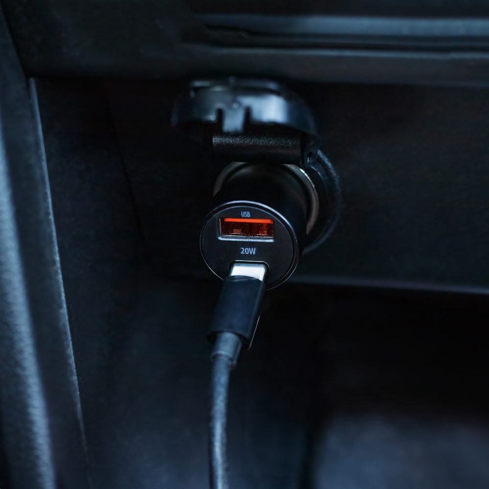 370848_oryg Maxlife MXCC-04 PD QC car charger 1x USB-C 1x USB 20W black + USB-C - Lightning cable 27W