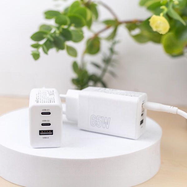 Maxlife MXTC-08-65ACC PD QC charger 2x USB-C 1x USB 65W white