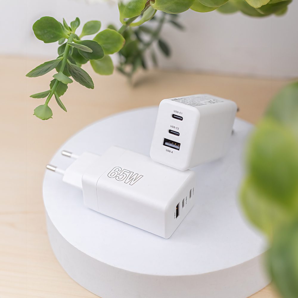 371928_oryg Maxlife MXTC-08-65ACC PD QC charger 2x USB-C 1x USB 65W white