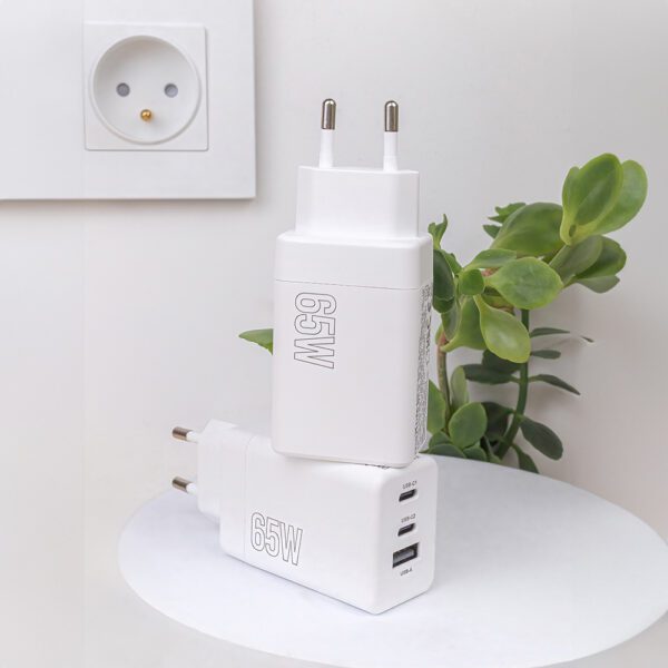 Maxlife MXTC-08-65ACC PD QC charger 2x USB-C 1x USB 65W white