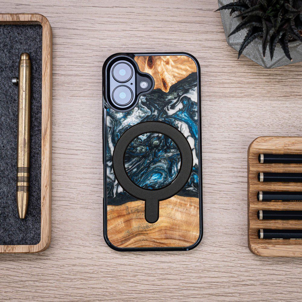 Bewood Unique case for iPhone 16 6,1" Planets Earth with MagSafe