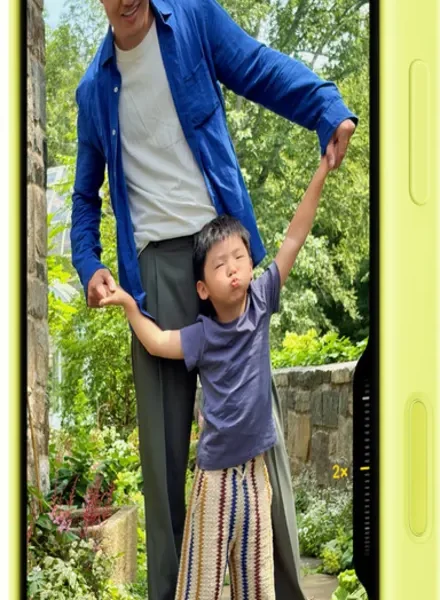 iPhone 17 Silicone Case with MagSafe - Neon Yellow